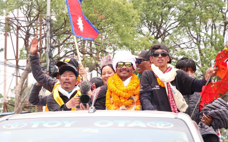 कृत्रिम खुट्टाको भरमा सगरमाथा चढेका हरिको भव्य स्वागत, मन्त्री किराँती पनि विमानस्थल पुगे